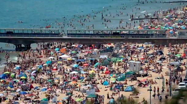 Reino Unido: miles de personas se juntaron en la playa de Bournemouth pese a la pandemia