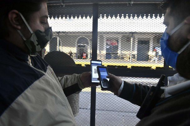 Fuertes controles en el transporte público en el marco de la cuarentena estricta en el AMBA, General Roca, Chaco y Neuquén