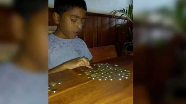 Nelson, que quiere ser contador, guardó cada centavo en su alcancía hasta que pudo comprar su bicicleta