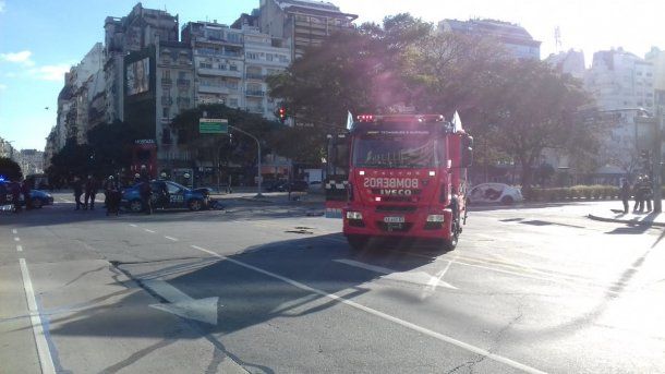 Choque entre un patrullero de la Policía de la Ciudad y un auto particular - @EmergenciasBA