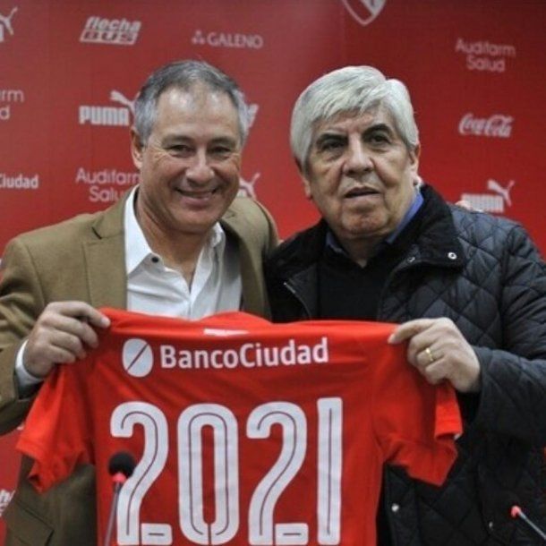 Ariel Holan con Hugo Moyano cuando renovó su contrato con Independiente hasta 2021: luego renunció