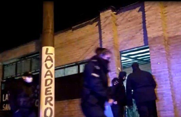 Policía de Santa Fe irrumpe en el lavadero en el que se desarrollaba el cumpleaños de 15