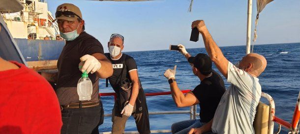 Los marinos tras dejar el barco luego de siete meses