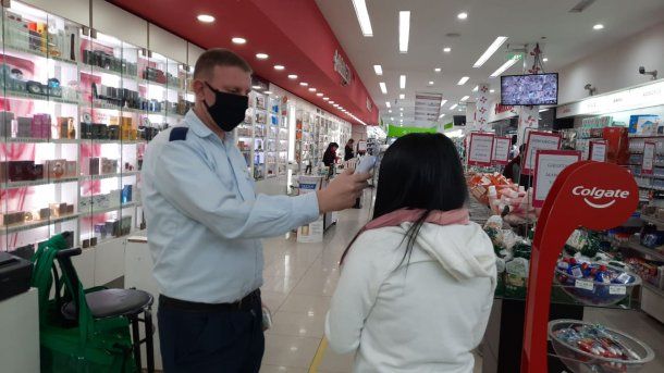 En la farmacia le toman la temperatura a todas las personas antes de entrar