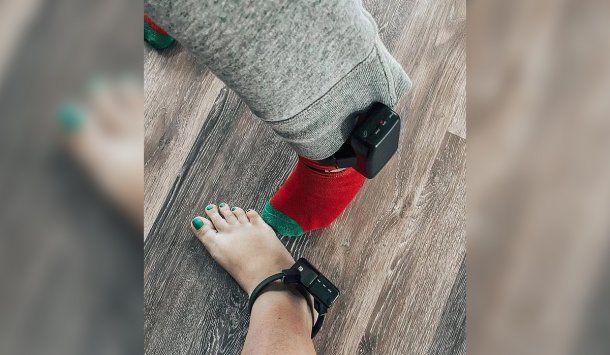 Linscott, su hija de 9 meses y su marido, Isaiah, están bajo arresto por Covid-19