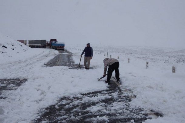 Por el temporal de nieve, más de 300 camiones se quedaron varados.