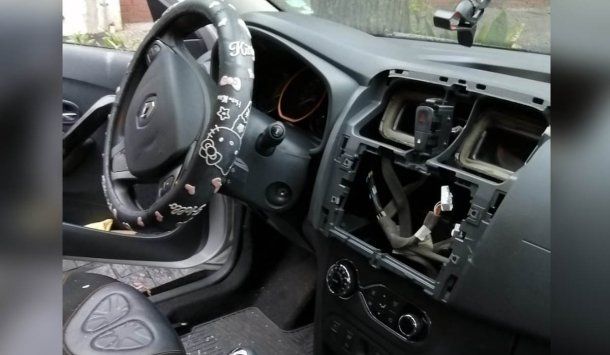 Inseguridad en Villa Ortúzar: el interior del auto destrozado