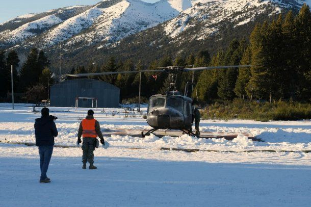 Río Negro: con motos de nieve y un helicóptero del Ejército asisten a pobladores aislados por el temporal