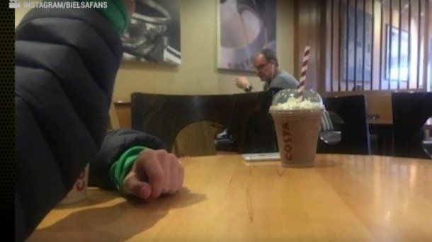 Marcelo Bielsa en un café popular inglés. Foto: Instagram Bielsa Fans