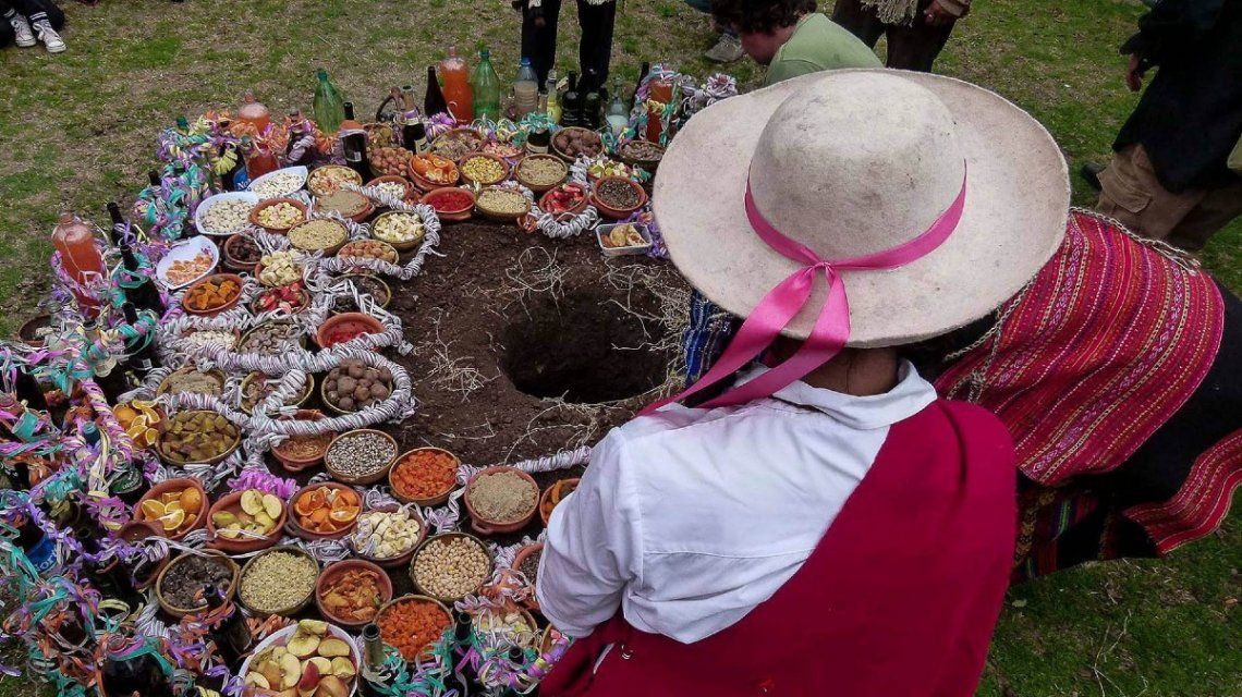 Agosto, al fin: caña con ruda y un saludo a la Pachamama a pesar de la pandemia Agosto, al fin: caña con ruda y un saludo a la Pachamama a pesar de la pandemia