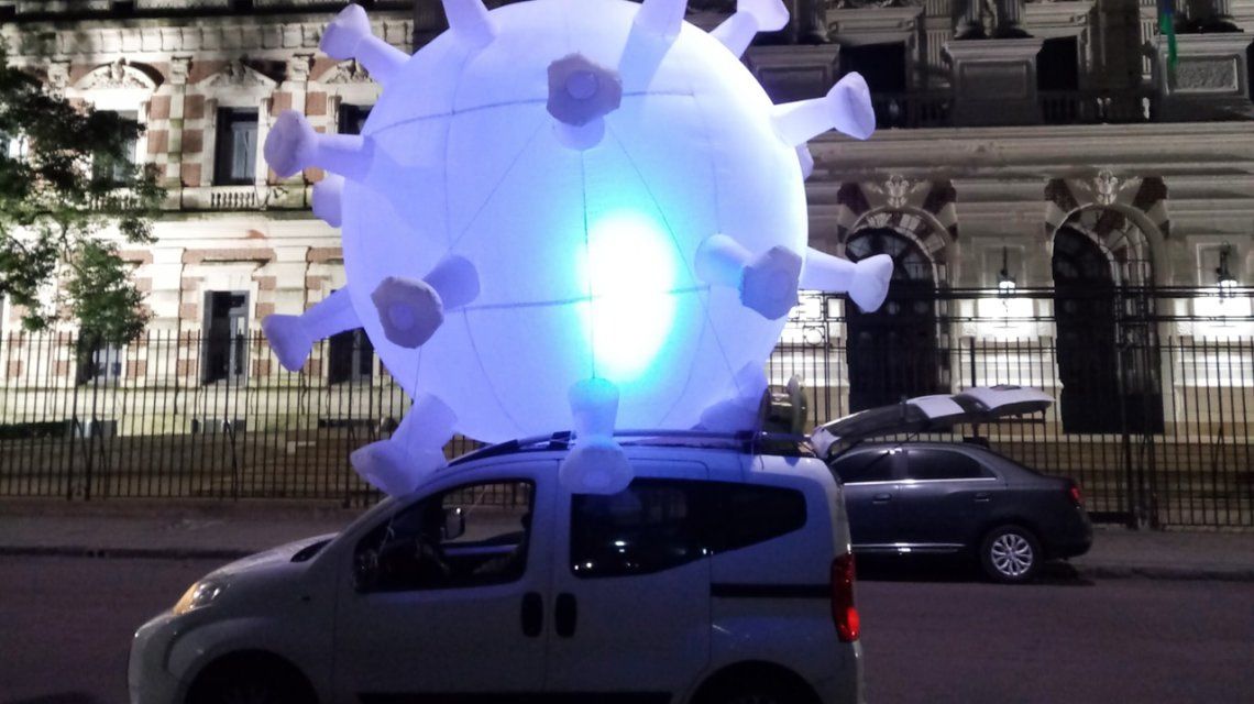 La Plata: decidió armar un globo que simule ser el coronavirus y recorrer las calles con música