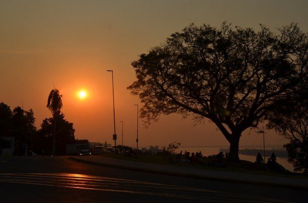 Producto de los incendios de pastizales en islas del río Paraná, frente a la ciudad de Paraná, el cielo está cubierto de humo y cenizas