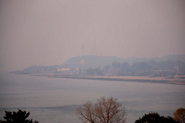 Producto de los incendios de pastizales en islas del río Paraná, frente a la ciudad de Paraná, el cielo está cubierto de humo y cenizas