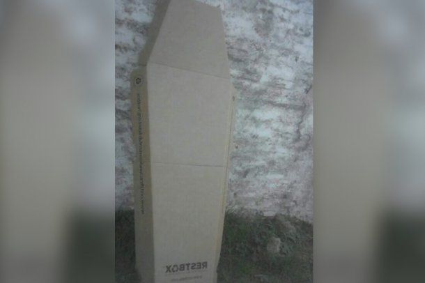 El ataúd de cartón recibió la familia de Cristian para el sepelio