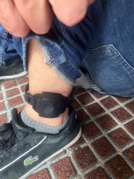 El joven tenía una tobillera electrónica y fue detenido tras robar 10.000 dólares