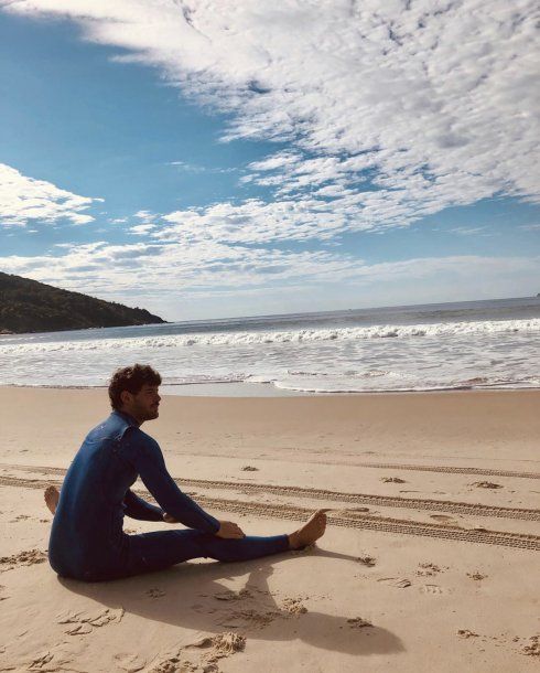 Muñiz, en la playa, esperando meterse al agua. Pero, por suerte, estuvo sólo un mes fuera del agua. En Brasil la cuarentena fue mucho más laxa.