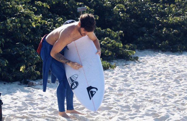 Santi y la tabla antes de entrar al agua. El dos veces campeón mundial tiene mucha ilusión con llegar a Tokio.