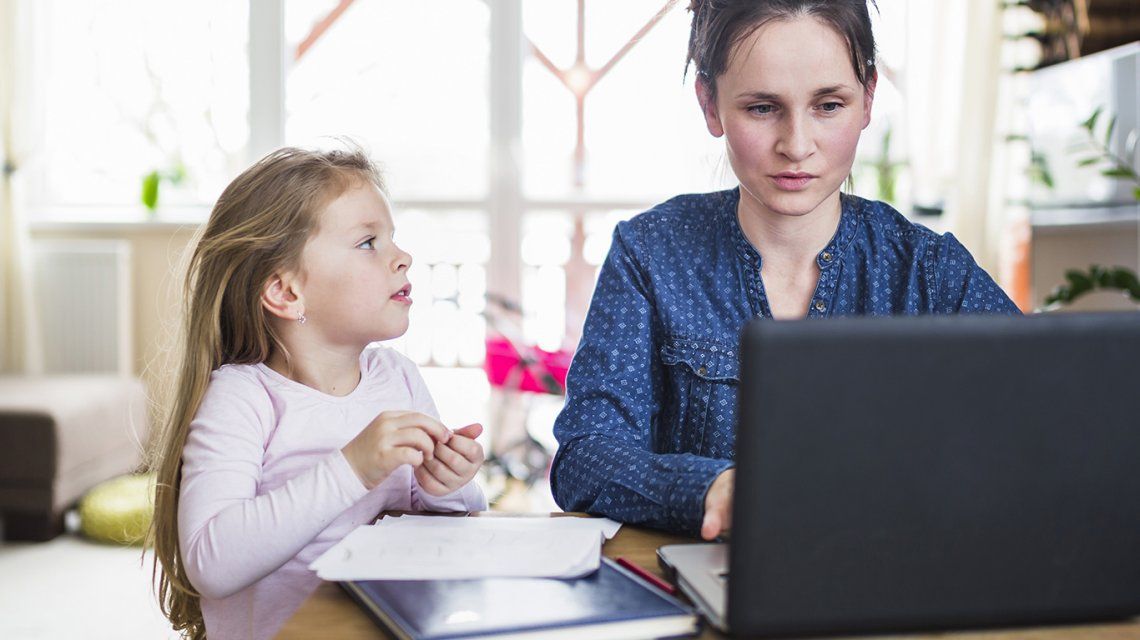 El 70% de quienes hacen teletrabajo deben cuidar a sus hijos al mismo tiempo