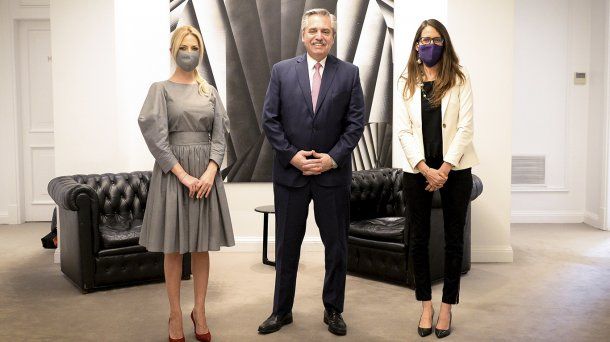 Al finalizar la reunión, el presidente Alberto Fernández, saludó a la Ministra presente en la Quinta de Olivos.