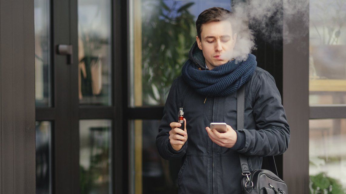 Los jóvenes que fuman y vapean tienen más probabilidades de contraer coronavirus