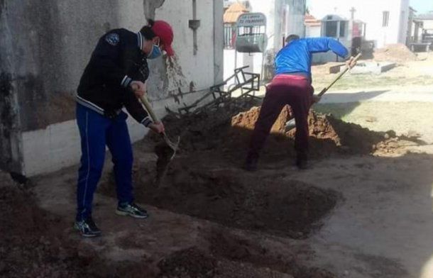 Jujuy: cavan fosas en casas para enterrar los cuerpos de fallecidos por coronavirus