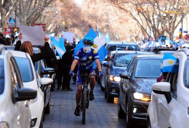 Mucha parecencia de manifestantes en auto en la marcha anticuarentena en Mendoza