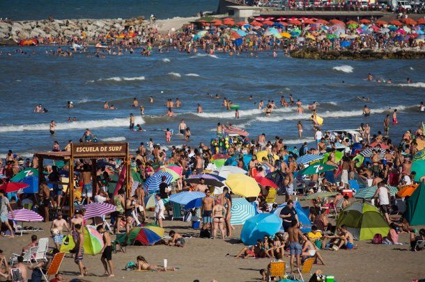 Postal de una playa en Mar del Plata en plena temporada de verano sin pandemia
