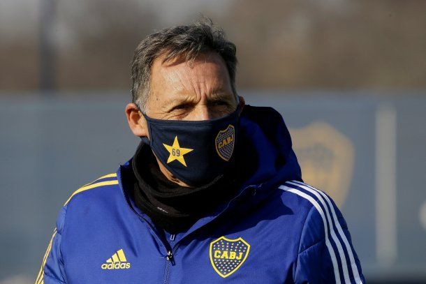 Miguel Ángel Russo, entrenador de Boca, fue aislado al ser persona de riesgo.