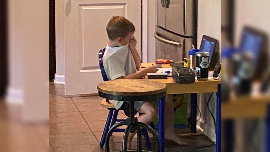 La foto de un nene llorando en una clase virtual que se hizo viral