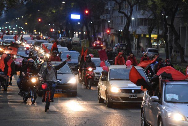 Caravana de hinchas de Newell`s pide por el regreso de Messi