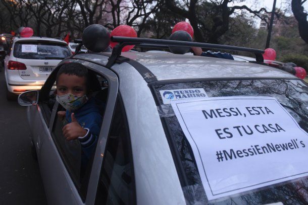 Caravana de hinchas de Newell`s pide por el regreso de Messi