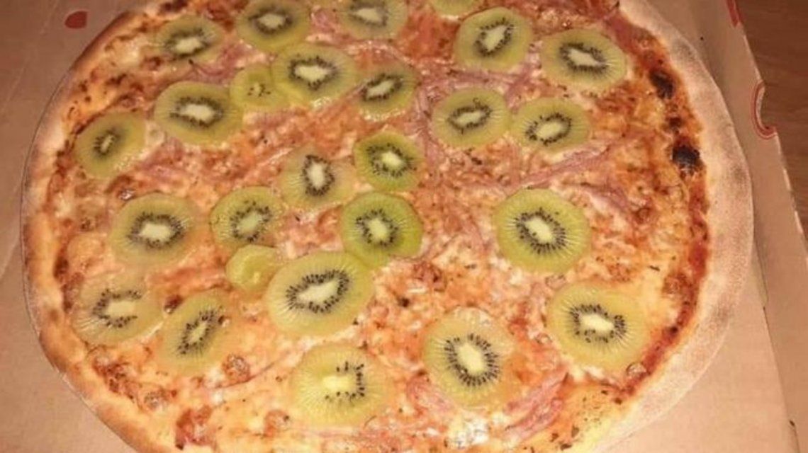 El viral que no se apaga: un hombre en Suecia inventó la pizza con kiwi y explotó todo