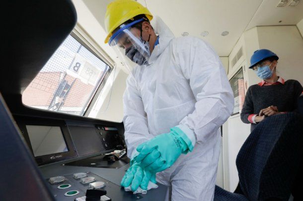 El Ministerio de Transporte prueba un producto sanitizante para incorporar en procesos de desinfección en el transporte.
