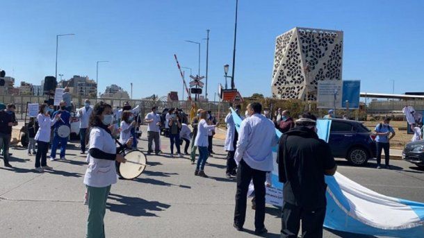 Médicos autoconvocados en Córdoba reclamaron mejoras salariales frente a la Casa de Gobierno.