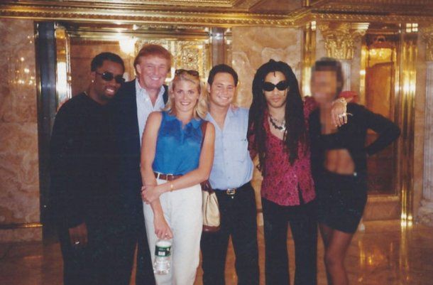 Amy Dorris junto a Trump, su novio Jason Binn y los músicos Puff Daddy y Lenny Kravitz. Foto:The Guardian