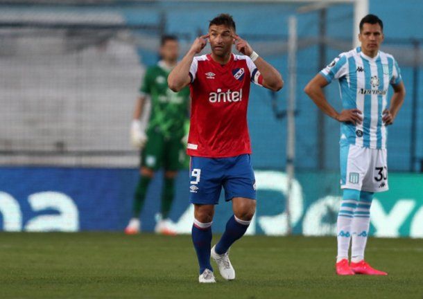 Racing cayó ante Nacional en el reinicio de la Copa Libertadores.