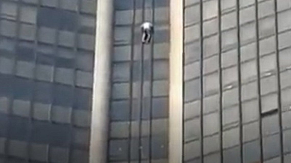 Videos: trepó la torre más alta de Francia y lo detuvieron