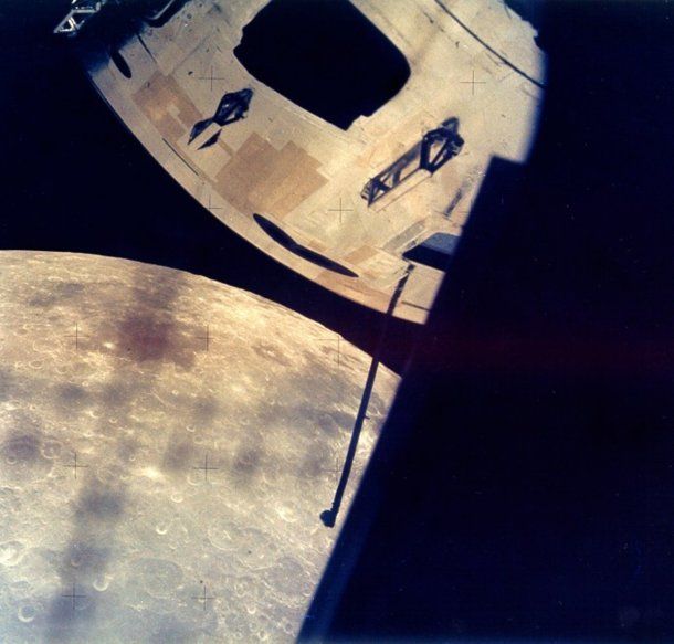 La NASA desclasificó fotos de la luna para probar que se produjo por el choque de un planeta contra la Tierra