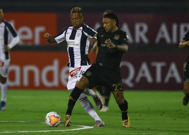 Racing le ganó sobre la hora a Alianza Lima en Perú.