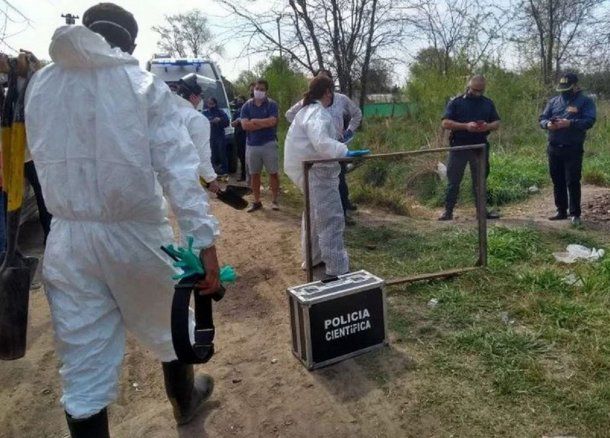 El cuerpo fue encontrado enterrado en un terreno baldío frente a la casa de la madre de la presunta víctima.