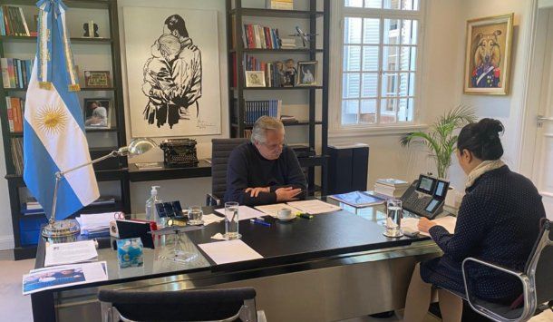 Alberto Fernández en comunicación con el presidente de la República Popular China Xi Jinping