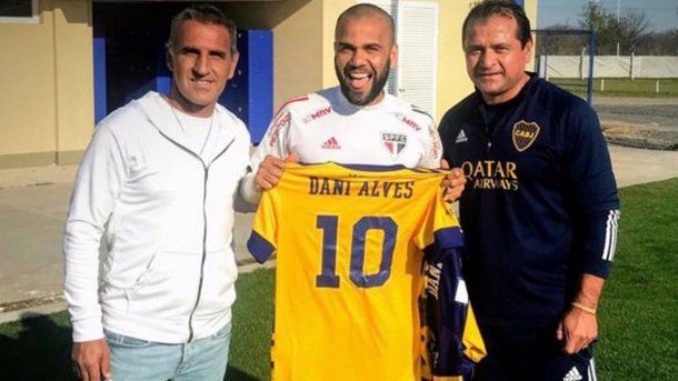 Dani Alves recibió la camiseta de Boca, en la previa al partido con River. Foto: TyC Sports.