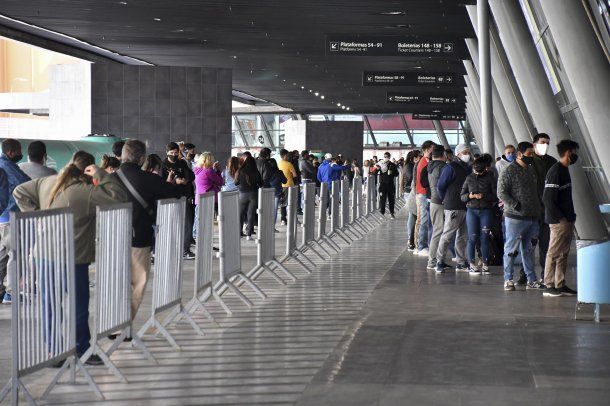 Córdoba: largas filas, con distancia social, para realizarse los hisopados en la Nueva Terminal