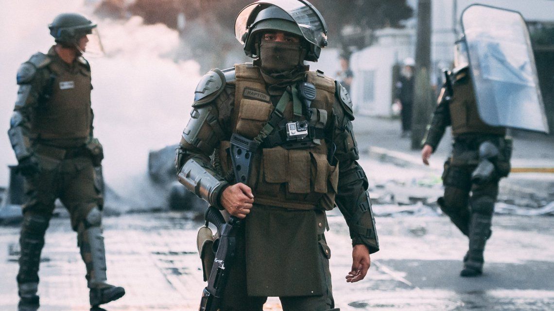 IMÁGENES SENSIBLES: Carabineros de Santiago de Chile lanzaron a un chico de 16 años al río