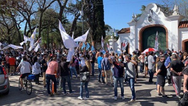 Manifestantes se convocaron en la puerta de la Quinta de Olivos en apoyo a Alberto Fernández y el Gobierno.