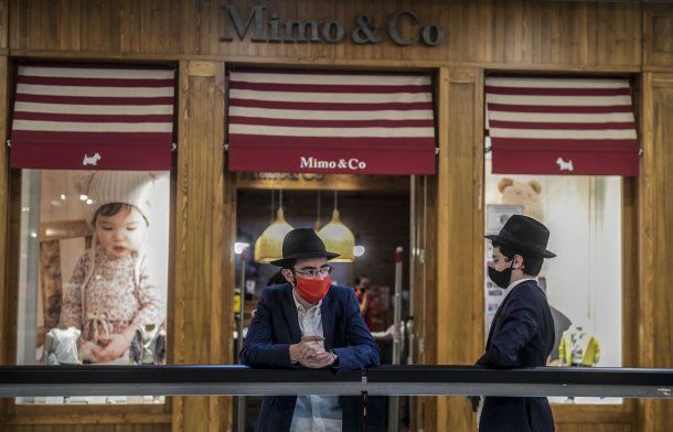 Un local de venta de ropa infantil del Abasto Shopping con dos potenciales clientes en la galería