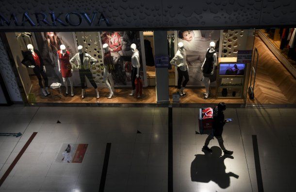 Un trabajador de reparto recorre los pasillos de uno de los shoppings de la Ciudad