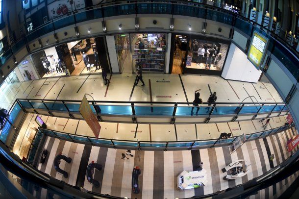 Distancia marcada y división de los pasillos: así es la nueva normalidad de los shoppings de la Ciudad