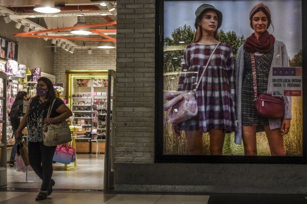 Un local de venta de accesorios ve salir a una clienta mientras otra recorre su interior