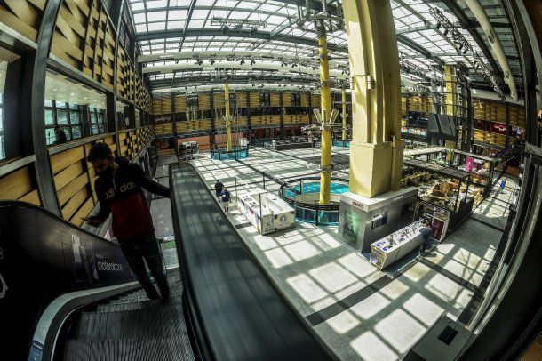 Escasa afluencia de público en el primer día de apertura de los shoppings
